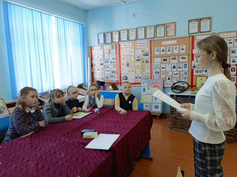 В школе прошёл Единый классный час, посвящённый 90 етию Гагарина.